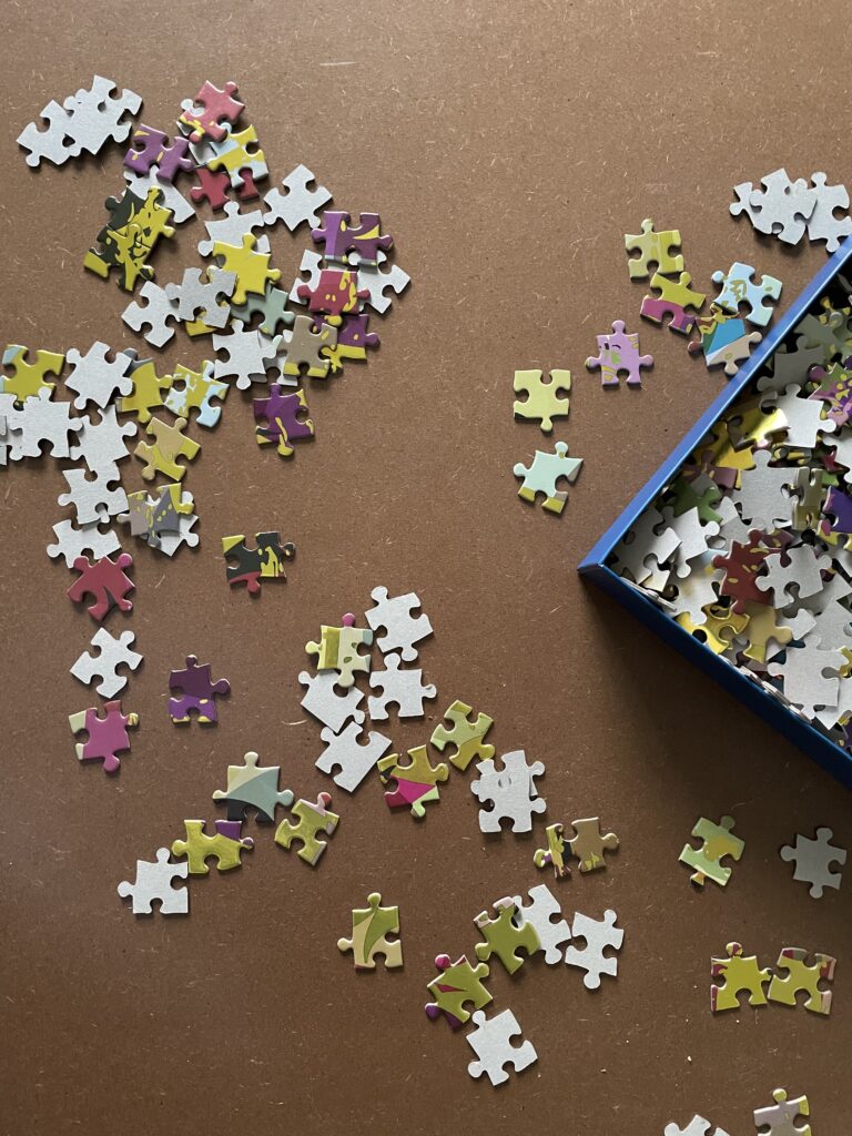 Pic of jigsaw puzzle pieces on puzzle board before preset filter applied